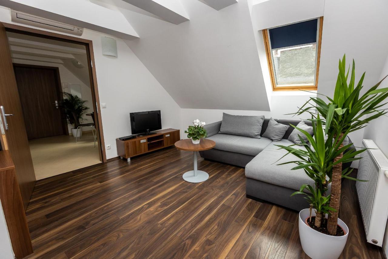 Vinosseum Bor- Es Apartmanhaz Šoproň Exteriér fotografie